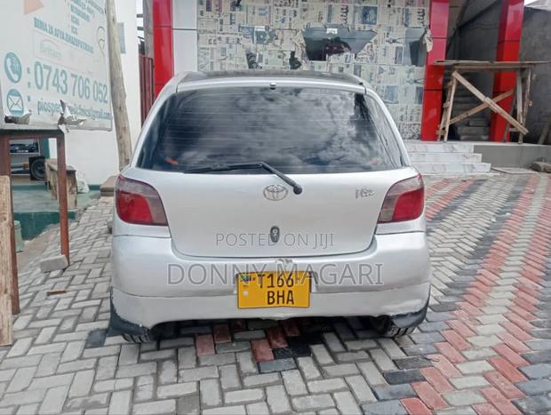 Toyota Vitz 2002 Silver