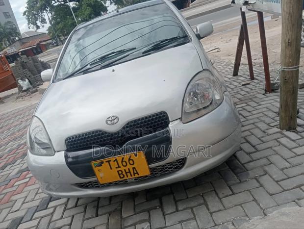 Toyota Vitz 2002 Silver