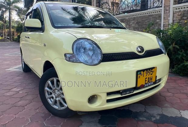 Toyota Sienta 1.5 AWD 2005 Yellow
