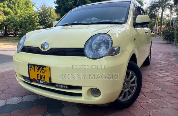 Toyota Sienta 1.5 AWD 2005 Yellow