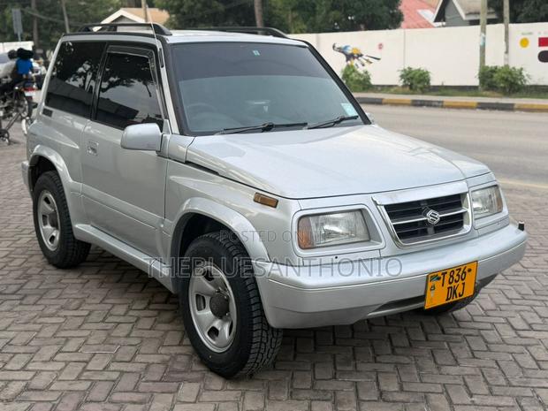 Suzuki Escudo 2000 Silver