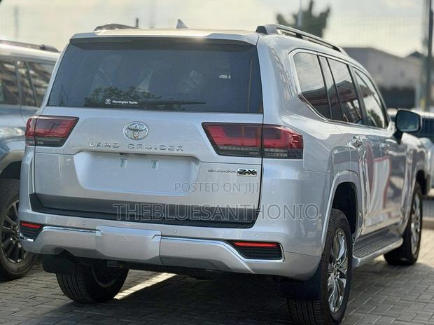Toyota Land Cruiser 2024 Silver