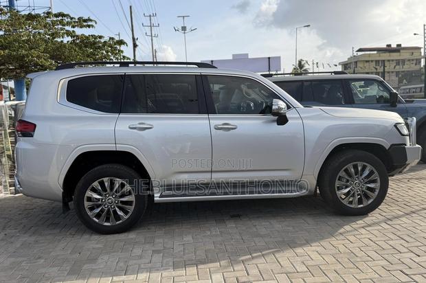 Toyota Land Cruiser 2024 Silver
