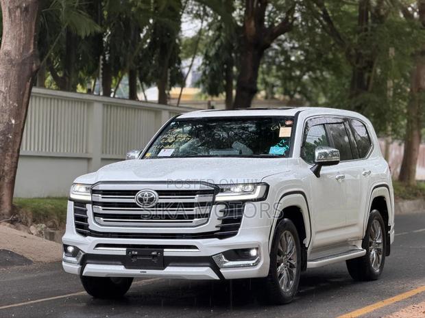 Toyota Land Cruiser LC300 2024 White