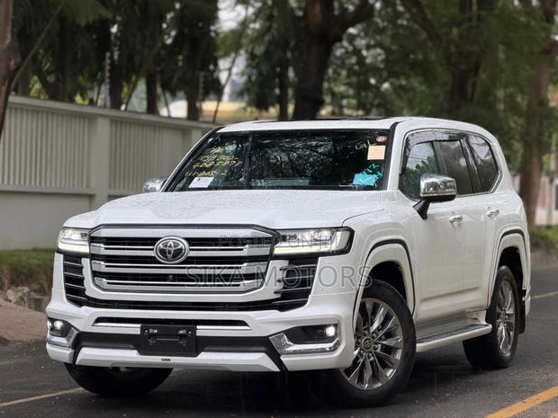 Toyota Land Cruiser LC300 2024 White