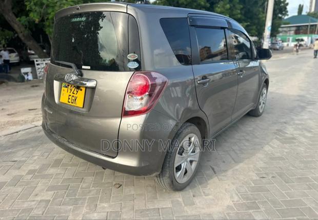 Toyota Ractis 1.5 AWD 2009 Gray