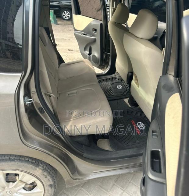Toyota Ractis 1.5 AWD 2009 Gray