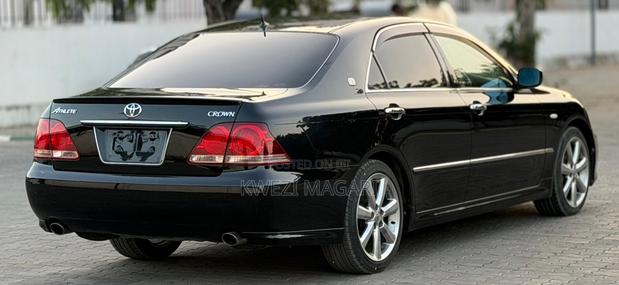 Toyota Crown 2006 Black