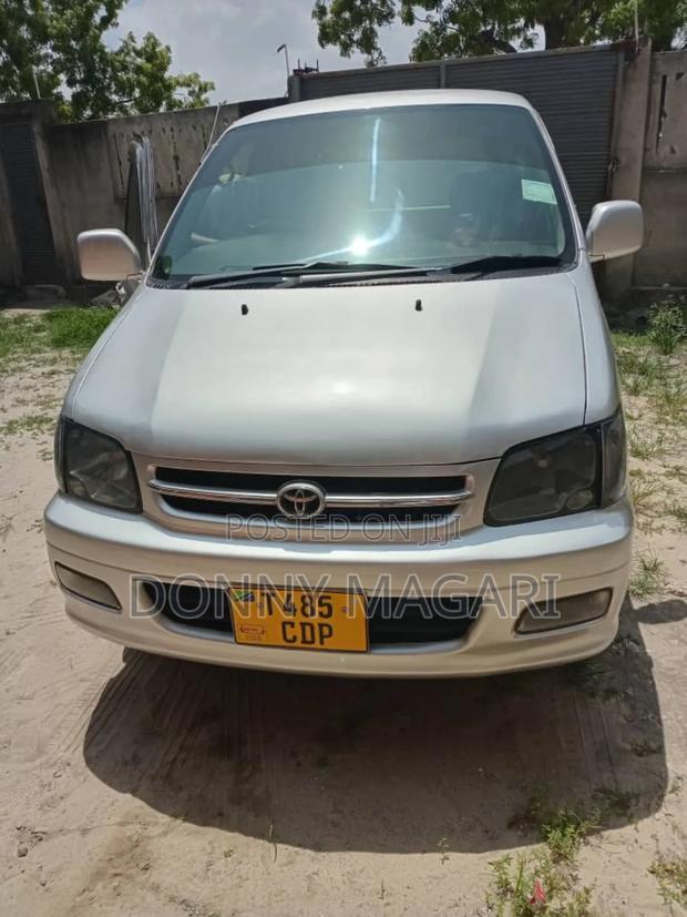 Toyota Noah 2001 Silver