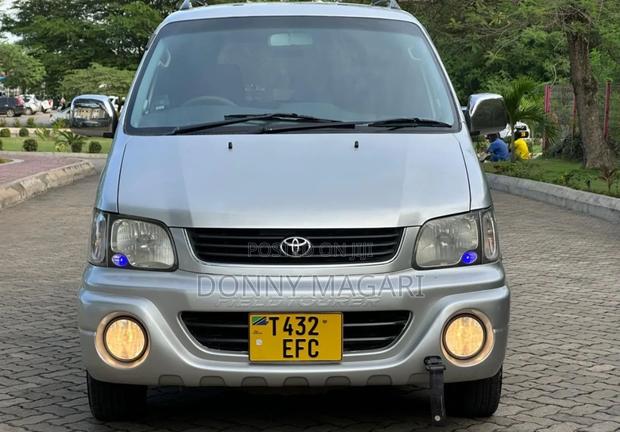 Toyota Noah 2003 Silver