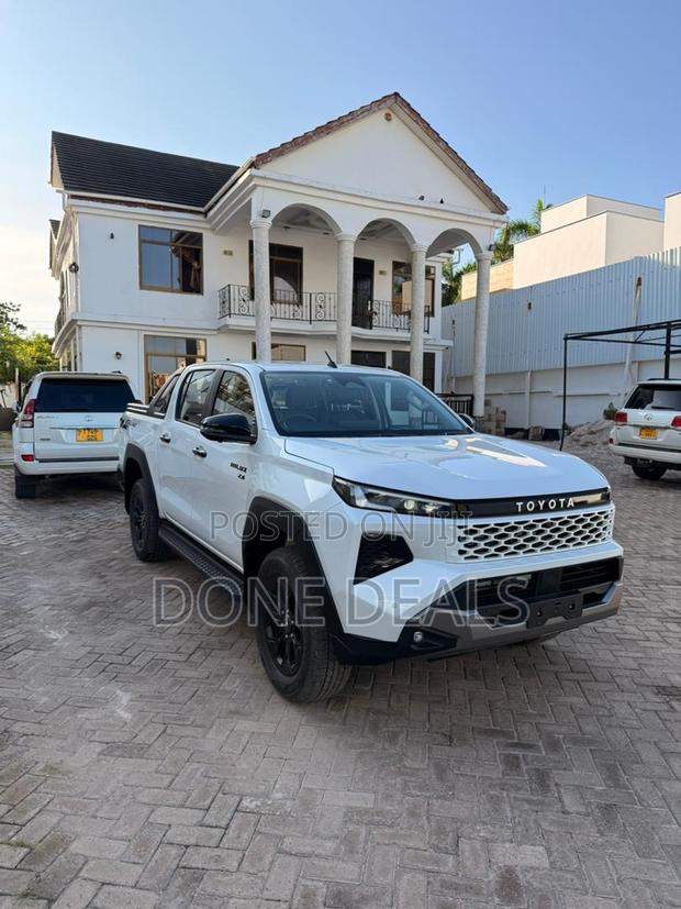 New Toyota Hilux 2025 White