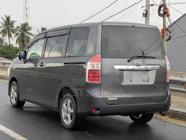 Toyota Noah 2.0 143hp AWD (8 Seater) 2008 Gray