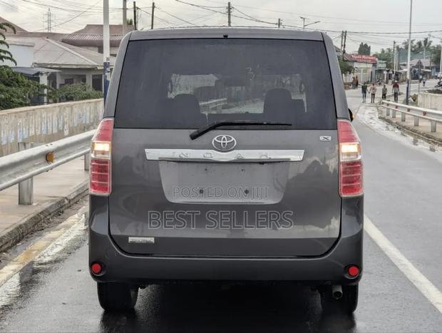 Toyota Noah 2.0 143hp AWD (8 Seater) 2008 Gray