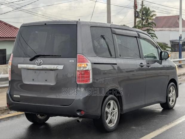Toyota Noah 2.0 143hp AWD (8 Seater) 2008 Gray