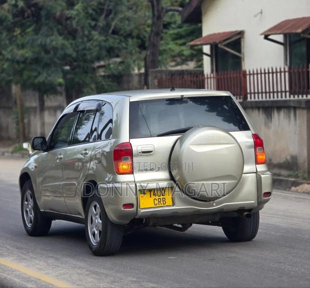 Toyota RAV4 2004 Gold