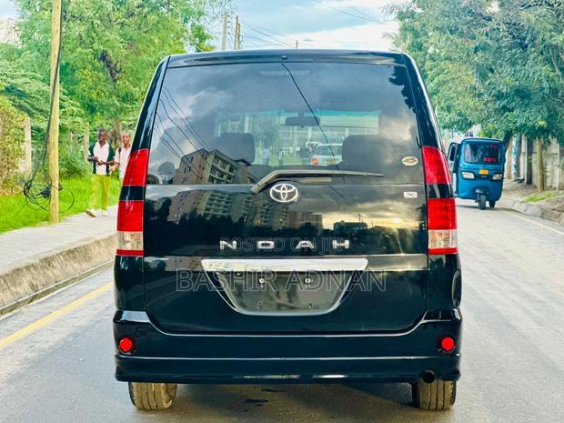 Toyota Noah 2.0 143hp FWD (7 Seater) 2007 Black
