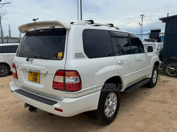 Toyota Land Cruiser 2005 White