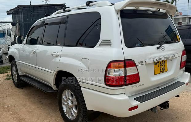 Toyota Land Cruiser 2005 White