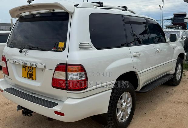 Toyota Land Cruiser 2005 White