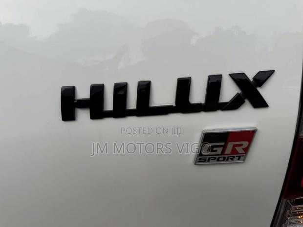 Toyota Hilux 2025 White
