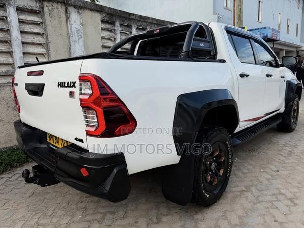 Toyota Hilux 2025 White