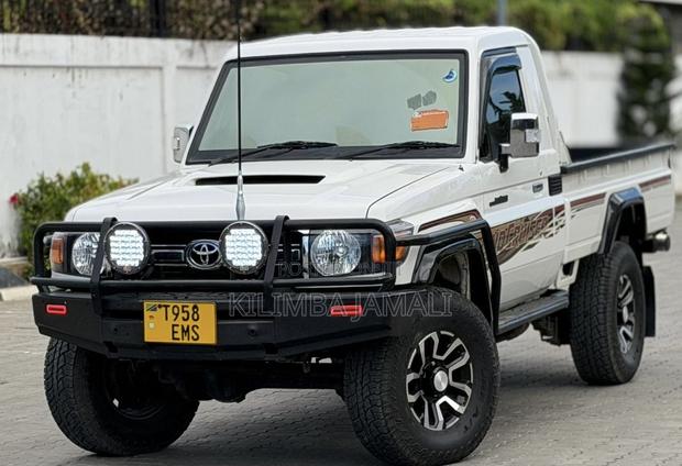 Toyota Land Cruiser 2012 White