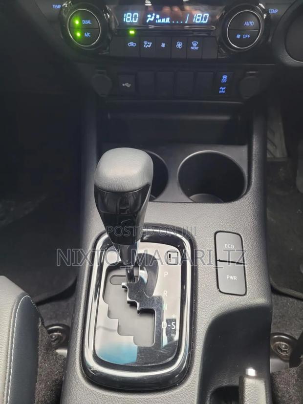 New Toyota Hilux 2025 White