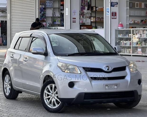 Toyota IST 2009 Silver