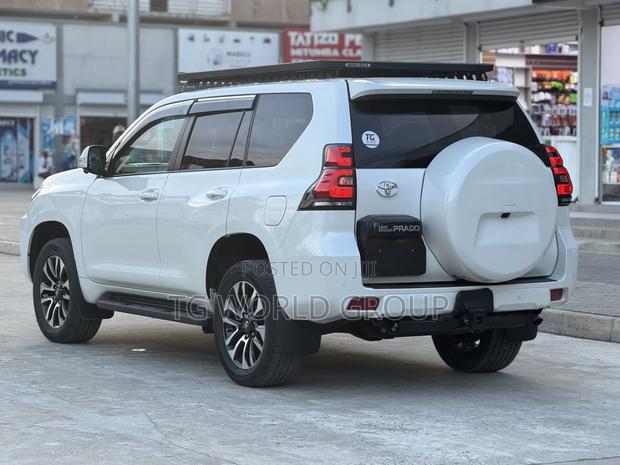 Toyota Land Cruiser Prado 2.8 2023 White