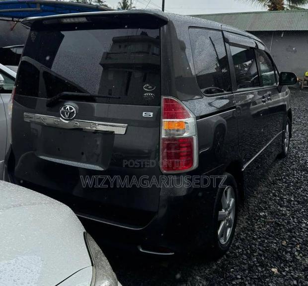 Toyota Noah 2.0 143hp AWD (7 Seater) 2008 Purple