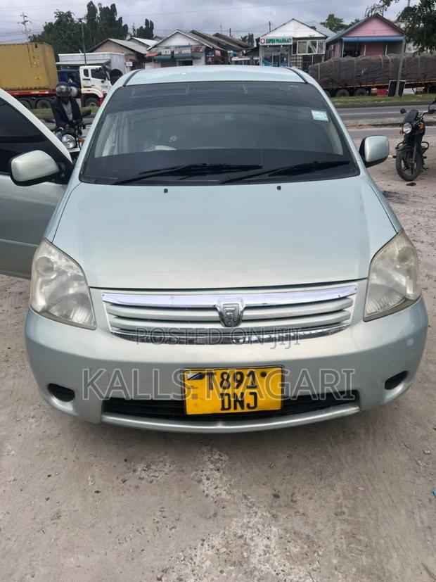 Toyota Raum 2004 Silver