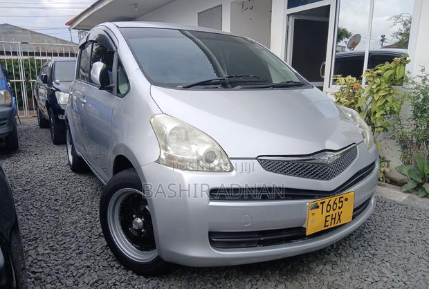 Toyota Ractis 1.3 FWD 2009 Silver