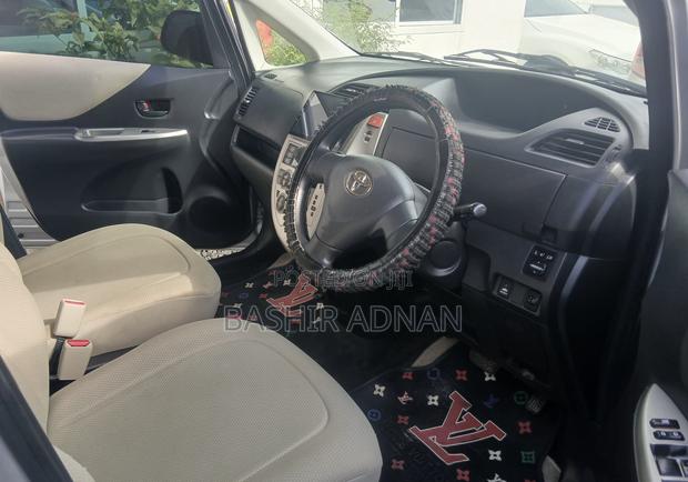 Toyota Ractis 1.3 FWD 2009 Silver