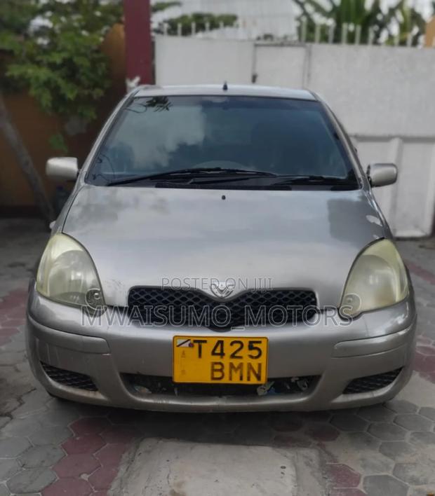 Toyota Vitz 2002 Silver