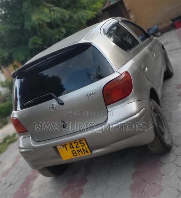 Toyota Vitz 2002 Silver