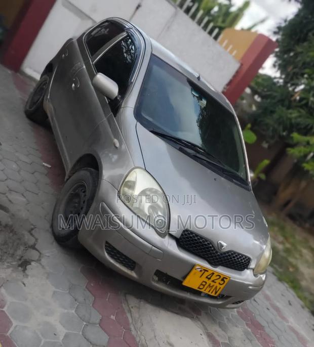Toyota Vitz 2002 Silver