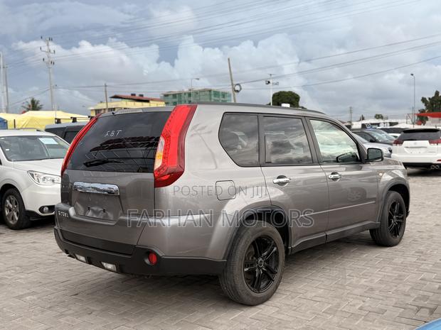 Nissan X-Trail 2.5 Petrol 4x4 SE 2011 Gray