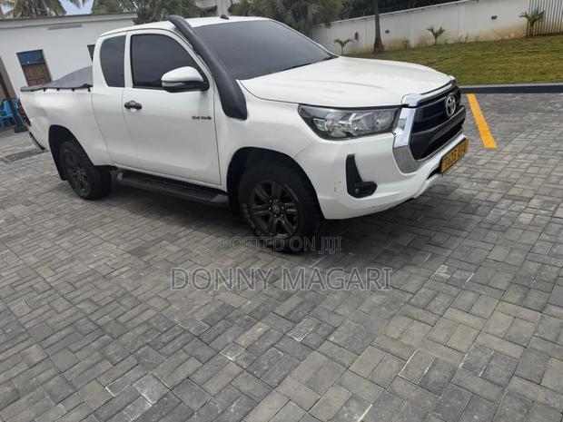 Toyota Hilux 2020 White