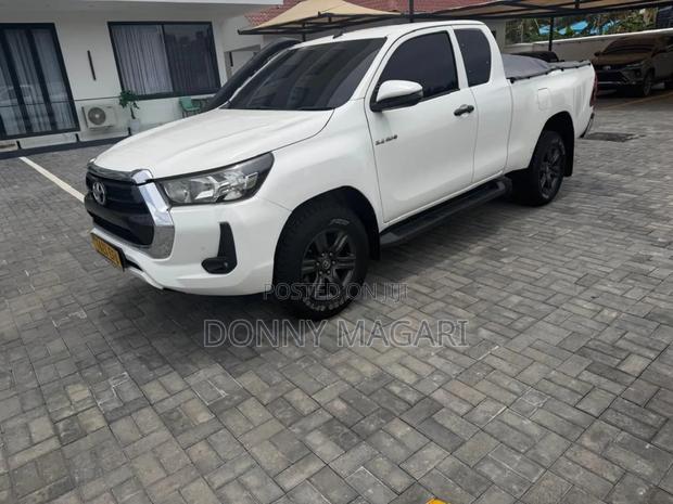 Toyota Hilux 2020 White
