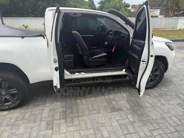 Toyota Hilux 2020 White
