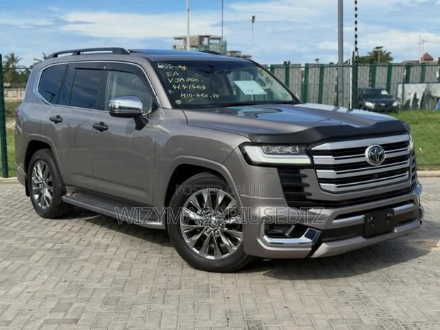 Toyota Land Cruiser LC300 2024 Beige
