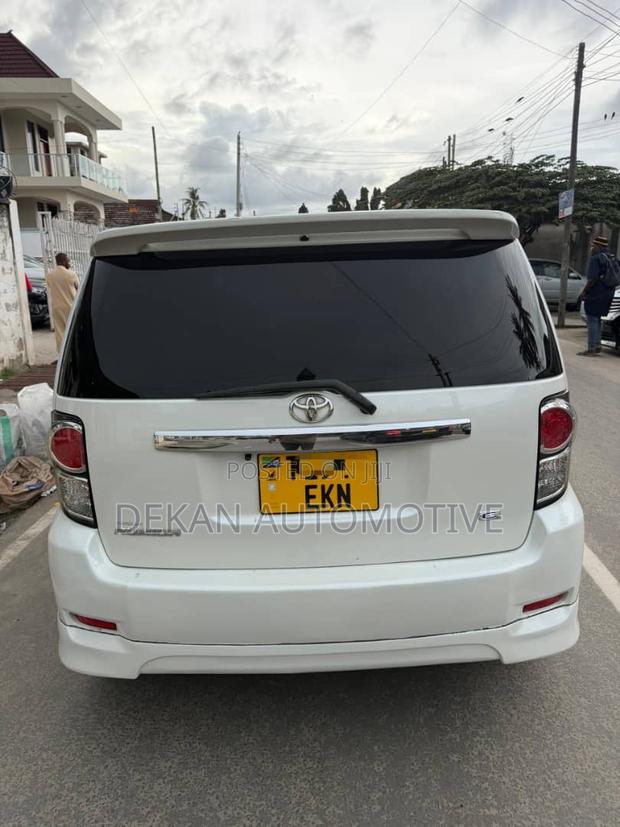 Toyota Corolla Rumion Hatchback 1.5 FWD 2010 White