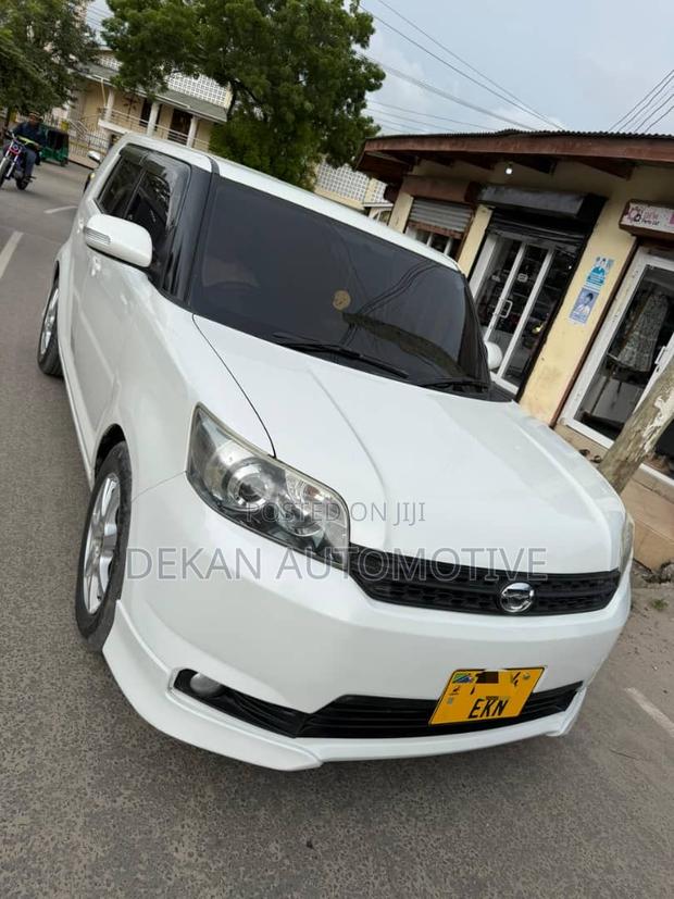 Toyota Corolla Rumion Hatchback 1.5 FWD 2010 White