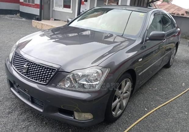 Toyota Crown 2006 Gray