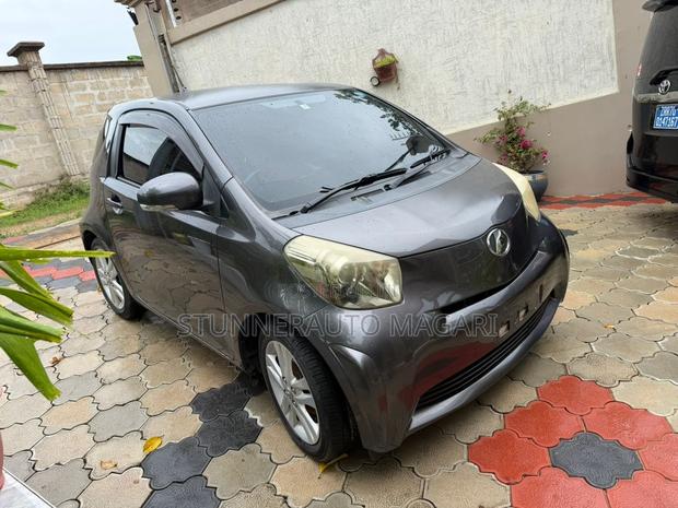 Toyota iQ 2011 Gray