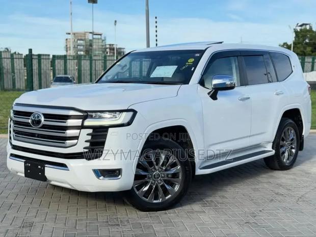 Toyota Land Cruiser 2023 Off white