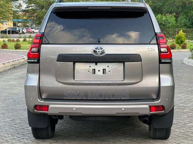 Toyota Land Cruiser Prado 2.7 2023 Gray
