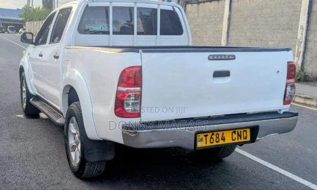 Toyota Hilux 2012 White
