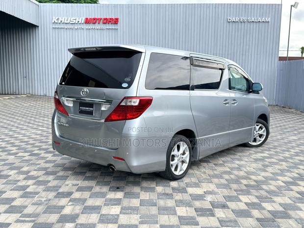 Toyota Alphard 2010 Silver
