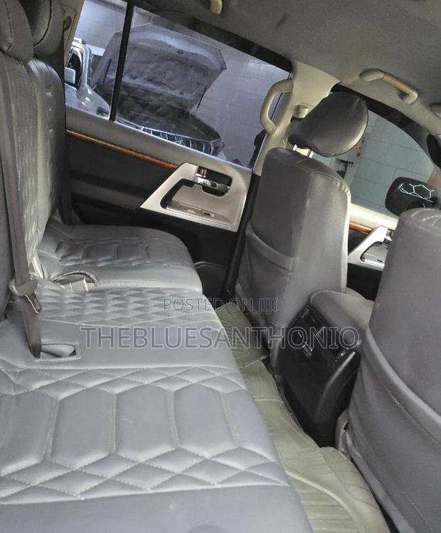 Toyota Land Cruiser 2010 White